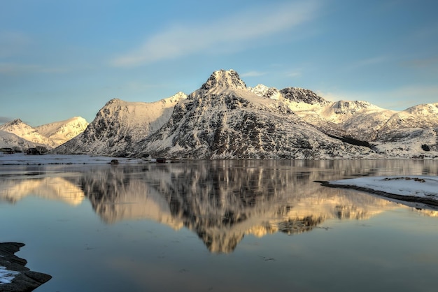 Des montagnes reflétées dans un lac à Flakstadoya dans les îles Lofoten en Norvège