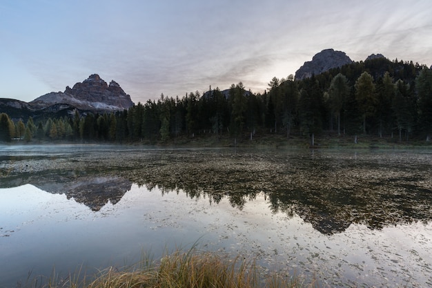 montagnes reflétées sur un lac