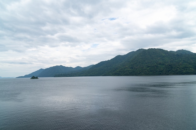 Montagnes et réservoirs