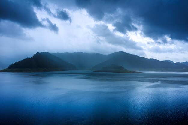 Montagnes et rivières avec nuages de pluie lacs et montagnes orageux