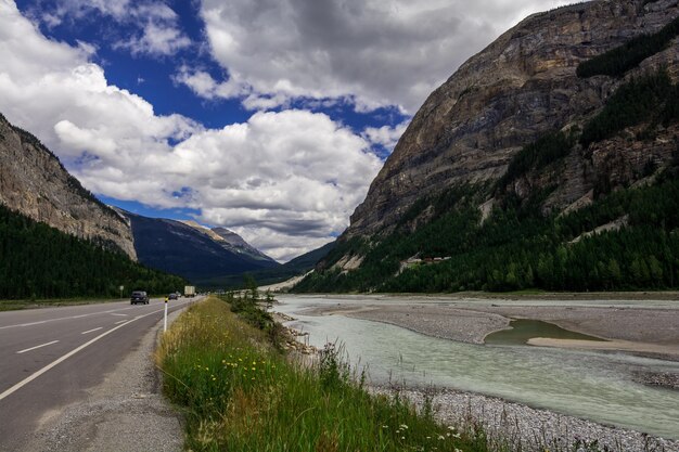 Montagnes Rocheuses. Canada. Promenade des Glaciers, rivière Sunwapta