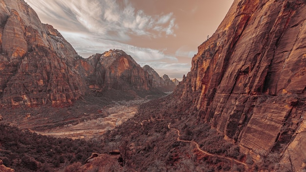 Les montagnes rocheuses contre le ciel