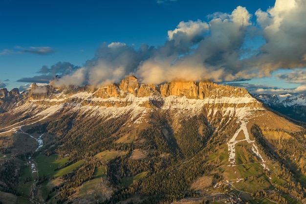 Montagnes rocheuses enneigées au coucher du soleil aérien