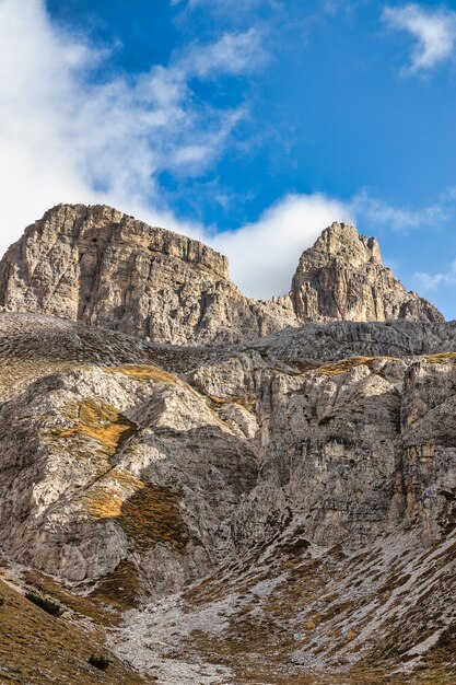 Montagnes Rocheuses en Italie avec ciel nuageux, Dolomites, Tre Cime di Lavaredo