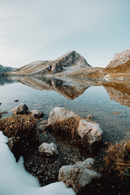 Montagnes rocheuses et lac