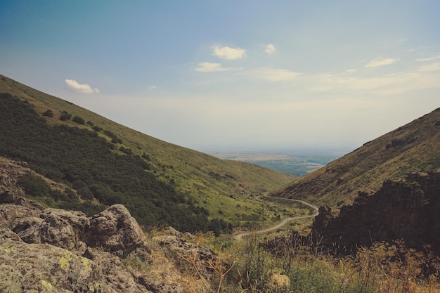 Montagnes avec route