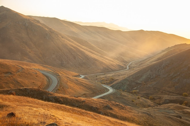 Montagnes avec routes au coucher du soleil