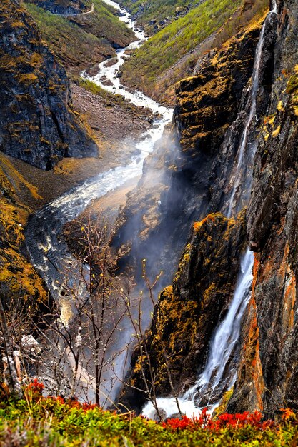 Montagnes et ruisseau d'eau qui coule d'un rocher dans la vallée, Norvège