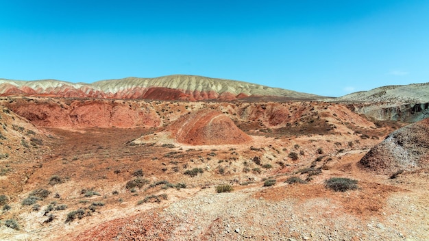 Montagnes de sable rouge dans la région désertique de l'Azerbaïdjan