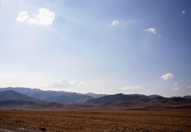 Montagnes simples contre le ciel