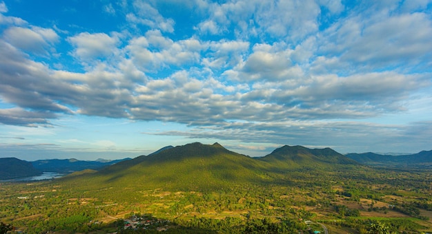 montagnes et skymountains pendant le coucher du soleil beau paysage naturel en été