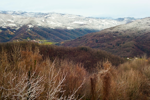 Montagnes slovènes couvertes de neige