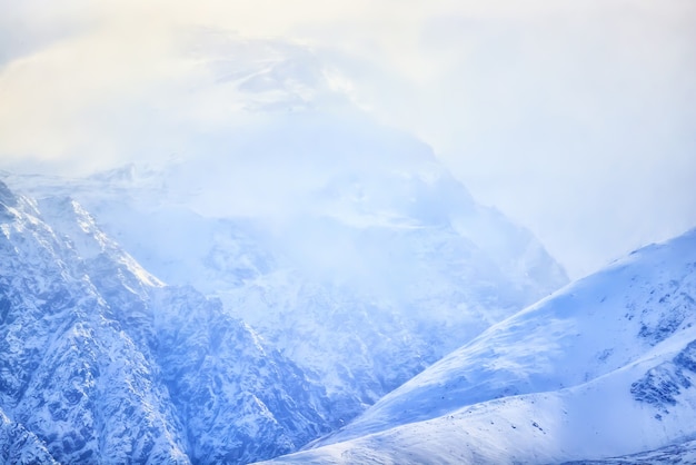 montagnes sommets enneigés, paysage abstrait vue d'hiver