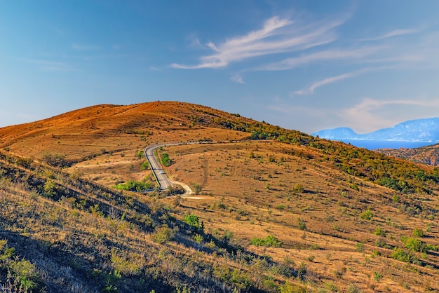 Montagnes traversées par une autoroute