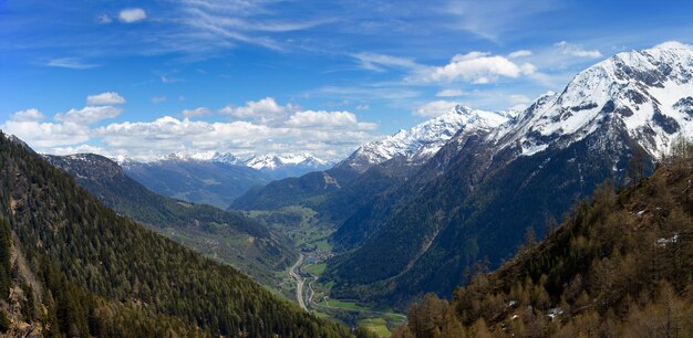 Montagnes et vallée de neige en Suisse