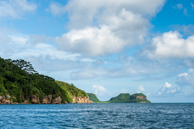 Montagnes vertes mer bleue cap Sotobanari vu d'un bateau d'excursion