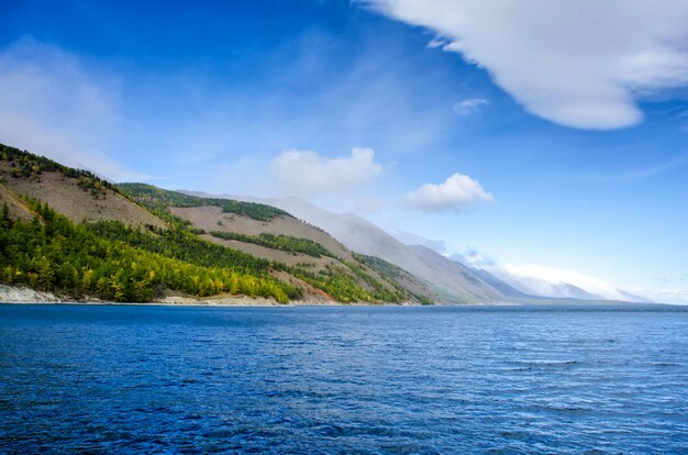 Montagnes vertes et paysage d'eau bleue