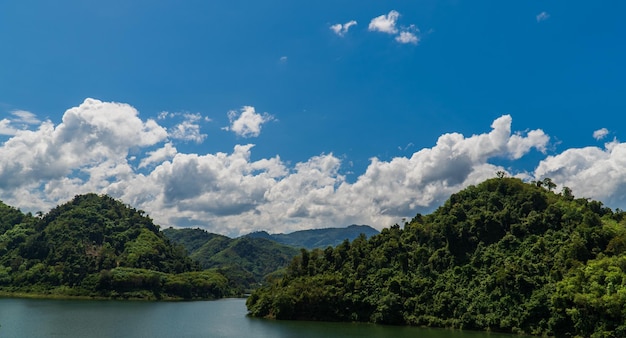 Montagnes vertes et paysage de vue sur le lac avec ciel bleu nuages blancs à la lumière du jour