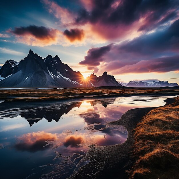 Les montagnes Vestrahorn au coucher du soleil à Stokksnes, en Islande Illustration