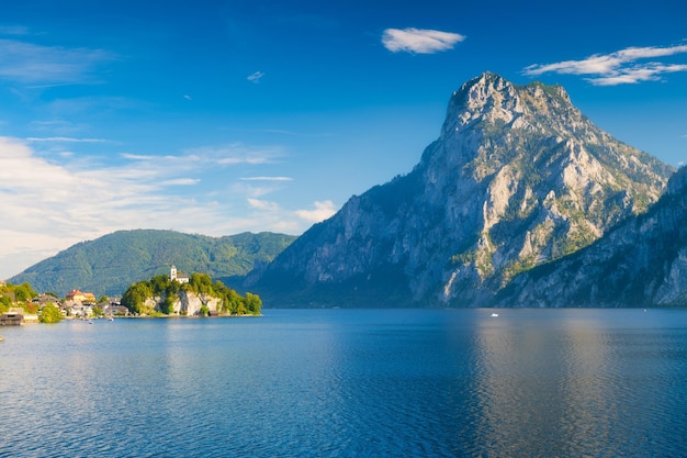 Montagnes et un vieux château en Allemagne Vacances en été Réflexion sur la surface du lac Un endroit populaire pour voyager et se détendre xD