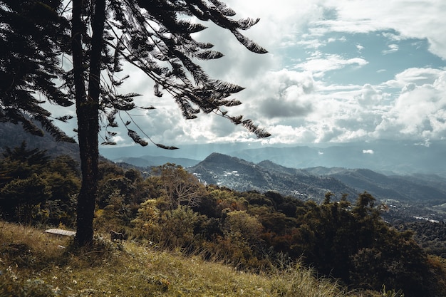 Montagnes et villages sur la colline, paysages naturels