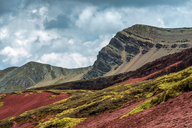 Montagnes volcaniques colorées