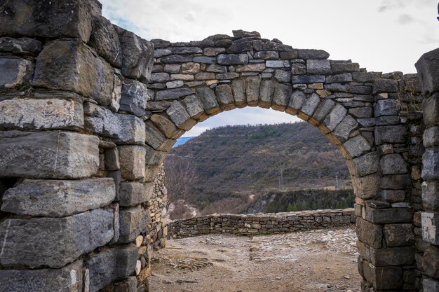 Montana Huesca Aragon Espagne terrasse effondrée avec arche en pierre Santa Maria de Baldos