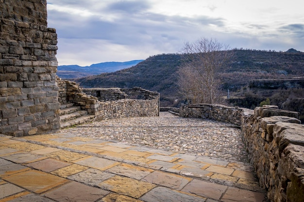 Montanana huesca aragon espagne chemin de pierre vers le bas de Santa Maria de Baldos