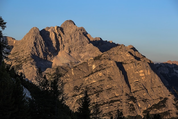 Photo monte cristallo di misurina dans les alpes dolomitiques de trentino au lever du soleil à cortina en italie