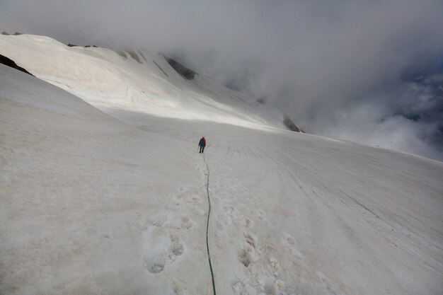 La montée dans les hautes montagnes enneigées