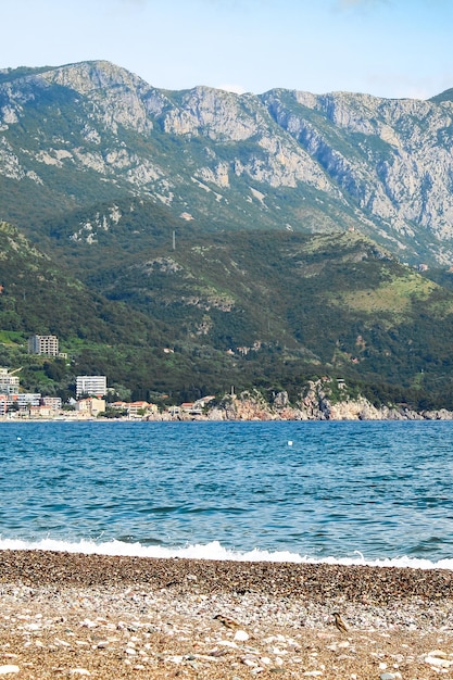 Photo montenegro becici vue de la plage sur les montagnes et la mer par une journée ensoleillée
