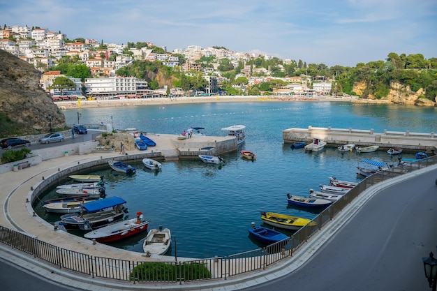 MONTENEGRO ULCINJ le soir les pêcheurs amarraient leurs bateaux dans le port après la pêche