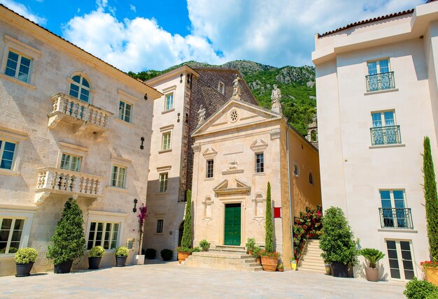 Monténégro. Vue de l'ancienne ville de Perast et de l'église Saint-Marc