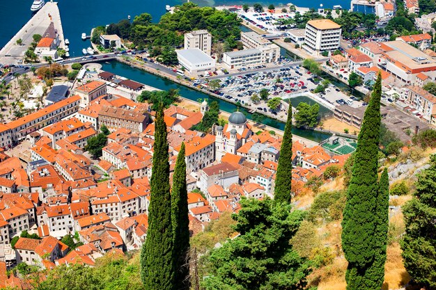 Monténégro la vue sur la baie maisons aux toits rouges