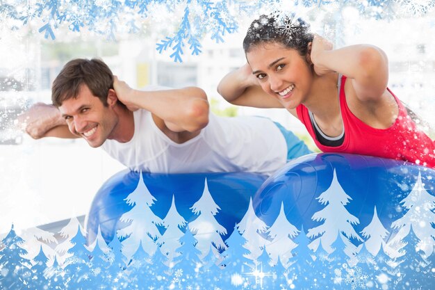 Photo monter un couple faisant de l'exercice sur des balles de fitness dans une salle de sport contre la neige