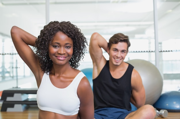 Monter le couple réchauffer sur des tapis d&#39;exercice