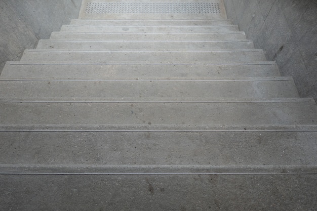 Monter et descendre les escaliers avec des mains courantes pour équilibrer