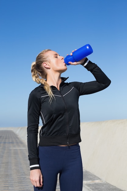 Monter l&#39;eau potable blonde sur la jetée