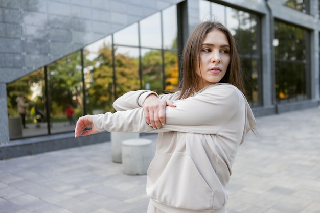 Monter une femme brune travaillant à l'extérieur