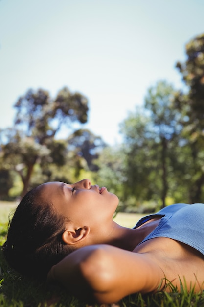 Photo monter la femme couchée dans le parc