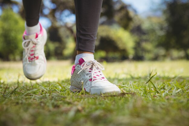 Monter la femme jogging dans le parc