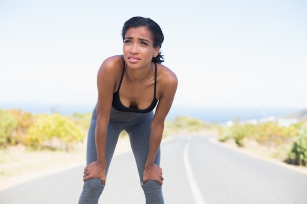 Monter une femme prenant une pause sur la route ouverte