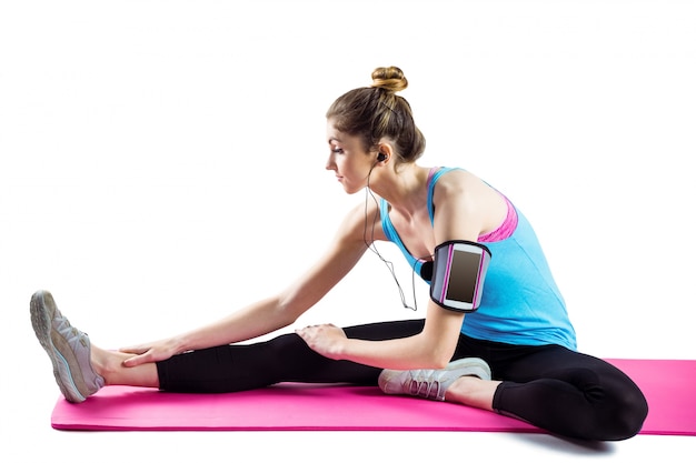 Monter la femme qui s&#39;étend sur un tapis d&#39;exercice