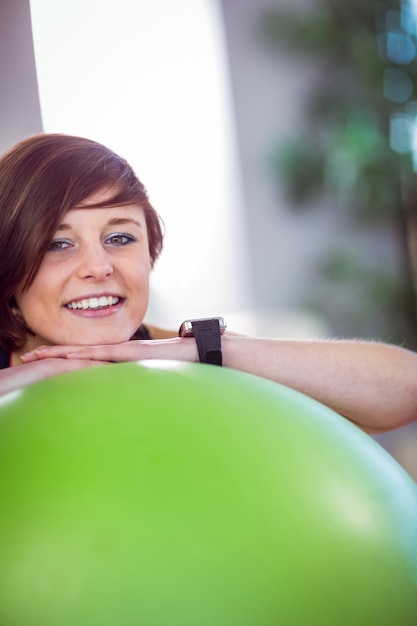 Monter la femme s&#39;appuyant sur ballon d&#39;exercice