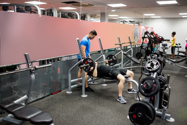 Photo monter les gens qui travaillent dans la salle de musculation