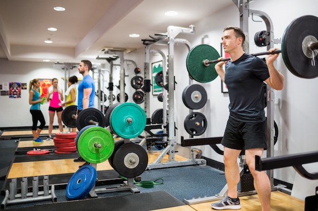 Monter les gens qui travaillent dans la salle de musculation