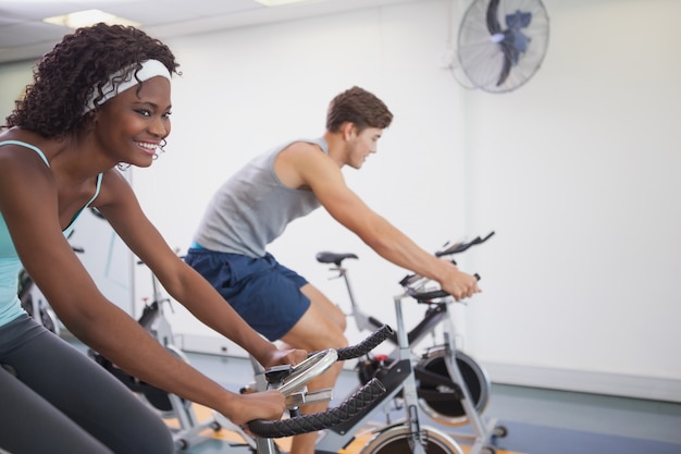 Photo monter les gens qui travaillent sur les vélos d'exercice