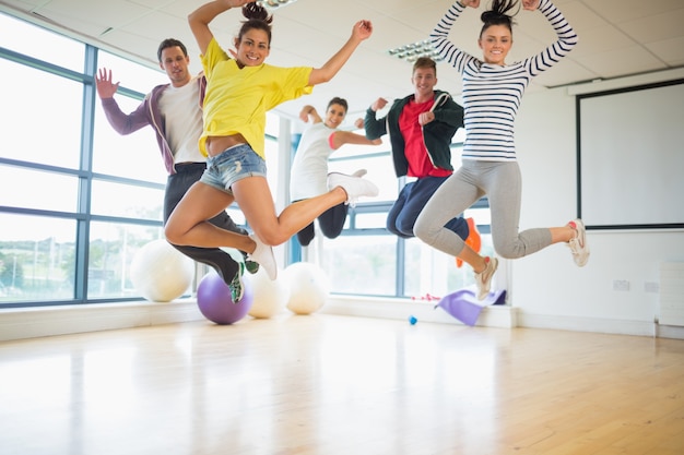 Monter les gens en sautant dans une salle d&#39;exercice lumineuse