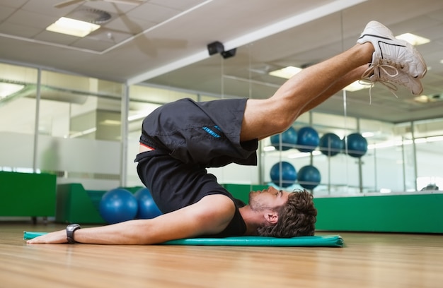 Monter l&#39;homme faisant pilates dans un studio de remise en forme