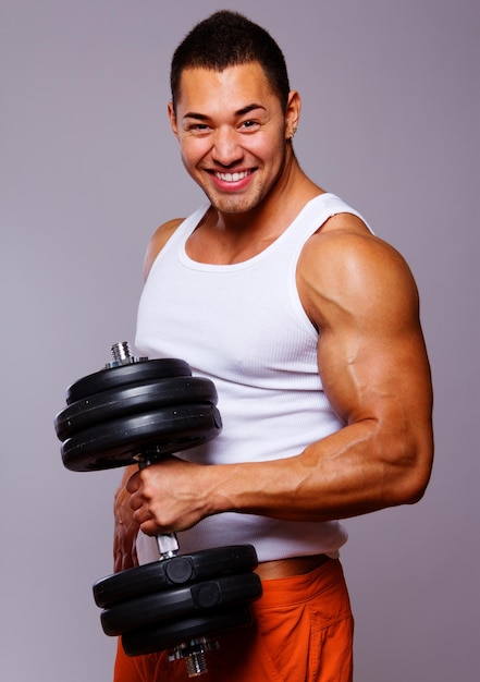 Monter l'homme musclé faisant de l'exercice avec haltère